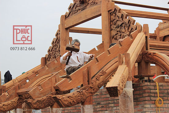 Bác thợ đang lắp dựng vì kèo nhà gỗ cổ truyền Bác thợ đang lắp dựng vì kèo nhà gỗ cổ truyền