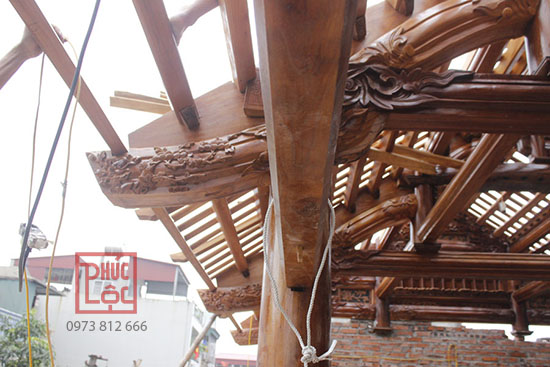 Hoa văn chạm khắc hình Tùng trên kẻ hiên nhà gỗ cổ truyền Hoa văn chạm khắc hình Tùng trên kẻ hiên nhà gỗ cổ truyền