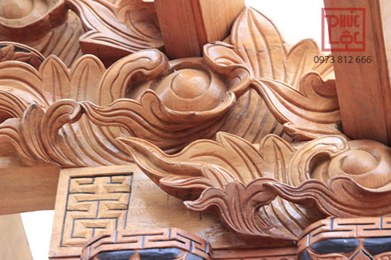 Hoa văn chạm khắc hình lá vĩ long sắc nét trên cấu kiện nhà gỗ cổ truyền