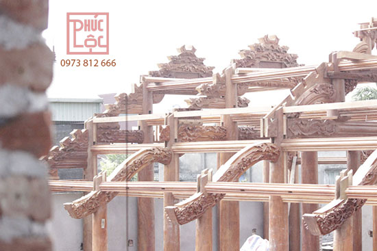 Hoa văn chạm khắc tinh xảo trên vì kèo nhà gỗ Hoa văn chạm khắc tinh xảo trên vì kèo nhà gỗ