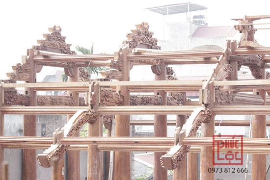 Lắp dựng vì kèo nhà gỗ cổ truyền hoa văn chạm khắc tinh xảo Lắp dựng vì kèo nhà gỗ cổ truyền hoa văn chạm khắc tinh xảo