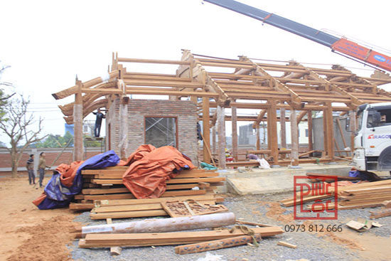 Vì kèo được vận chuyển đến nơi lắp dựng, các cấu kiện nhà gỗ được xếp cẩn thận trước khi đưa vào lắp