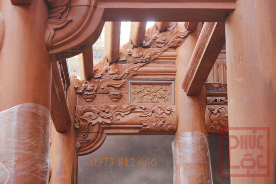 Hoa văn chạm khắc hình lá vĩ long trên xà nhà gỗ cổ truyền