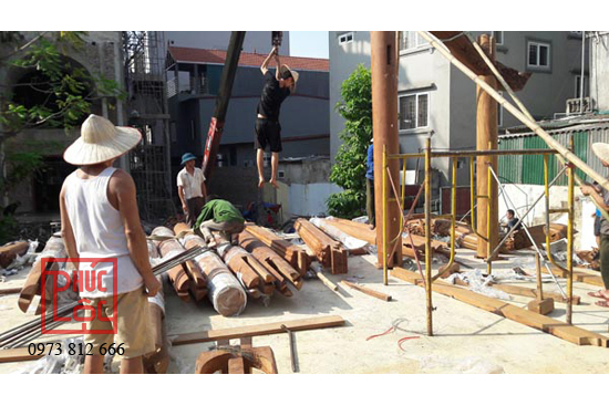 Lắp dựng vì kèo nhà gỗ cổ truyền 3 gian 2 dĩ gỗ Lim Lào