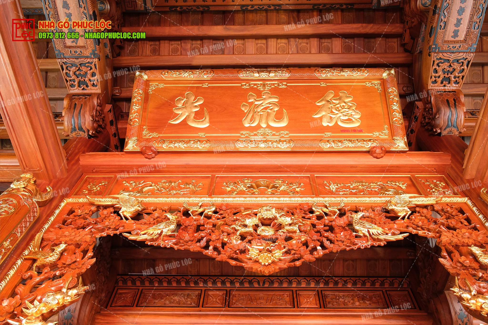 Câu đối được treo hai bên cuốn thư tạo thành thế cân xứng 
