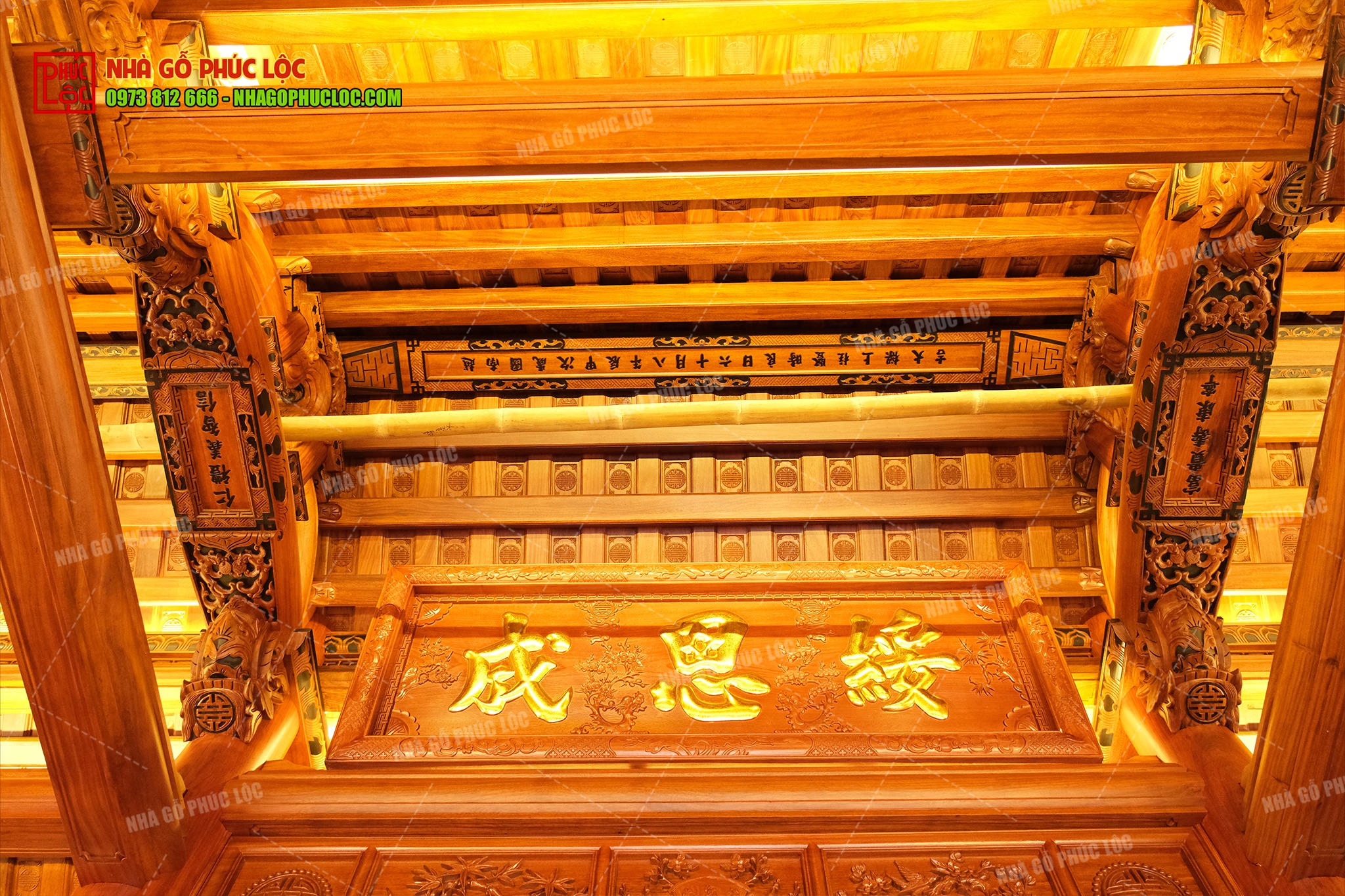 Cuốn thư được chạm khắc hoa văn tinh xảo 