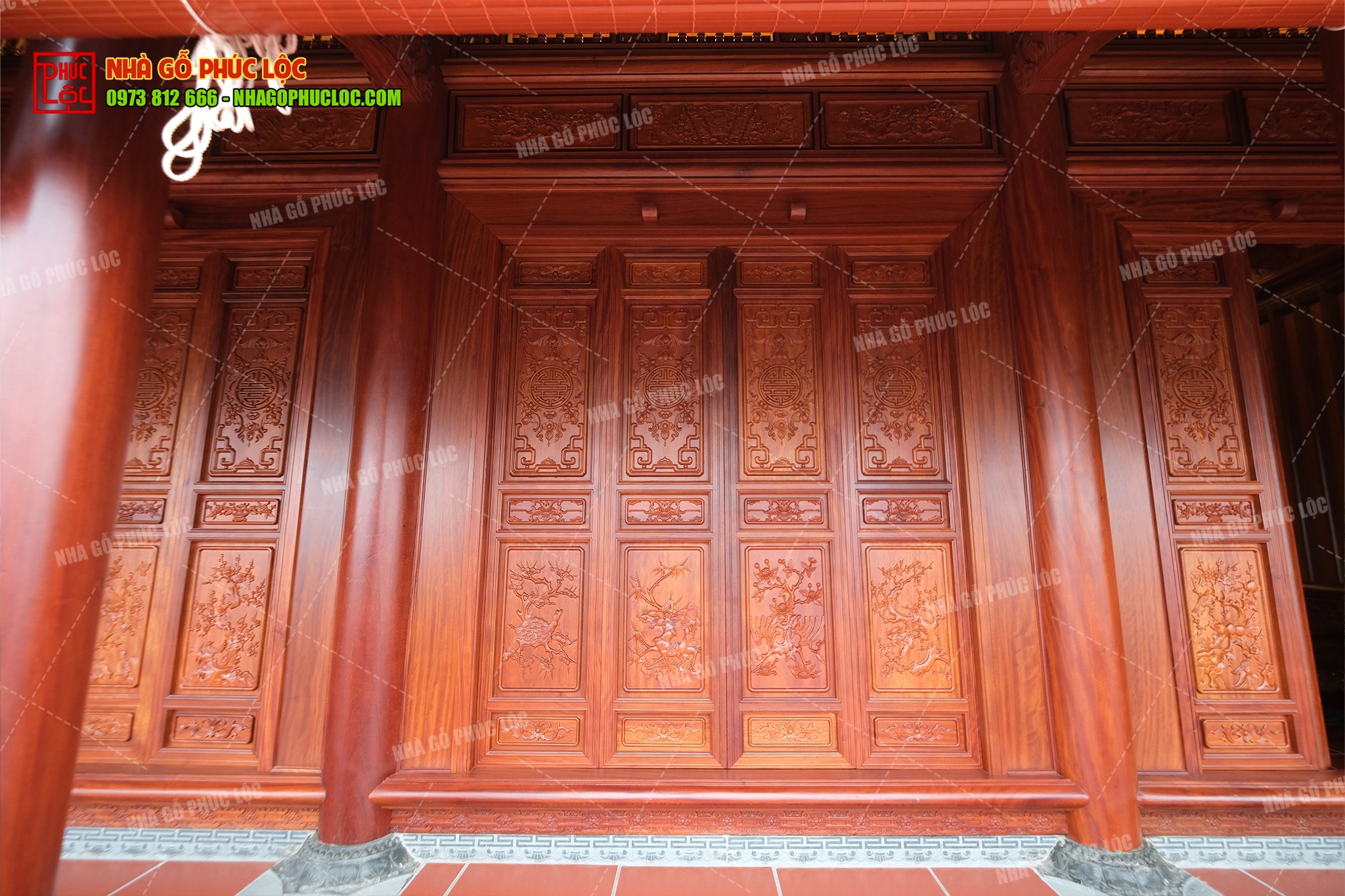 Chữ thọ trên cửa bức bàn