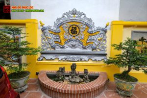 Cuốn thư đá đặt trước sân nhà