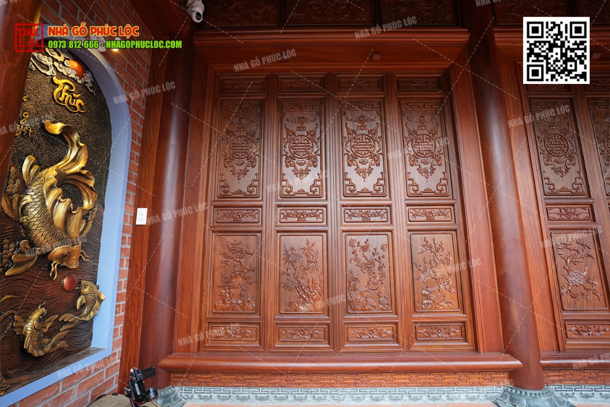 Cửa bức bàn nổi bật với hình ảnh ngũ phúc